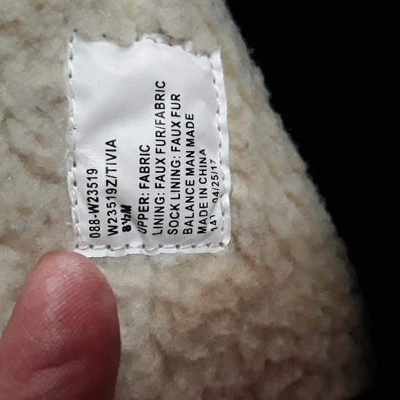 White Mountain black faux fur lined lace up boots. Size 8. - Picture 10 of 13